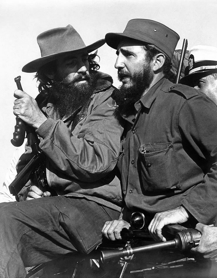 Fidel-Kastro-i-Kamilo-Senfue`gos-v-1959-g.-v-gorah-Serra-Mae`stro